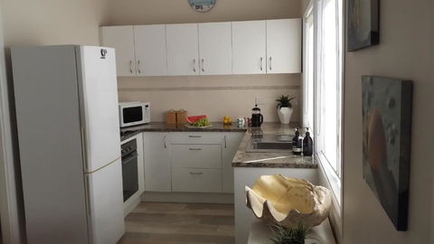 SHELLHARBOUR BEACH COTTAGE 1 Minute Walk To Beach Flags In Summer - Great Ocean Road Tourism 3