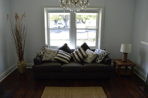 Two Cow Cottage Bed & Breakfast - Great Ocean Road Tourism 3