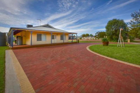 Lake Tyrrell Accommodation - Great Ocean Road Tourism 0