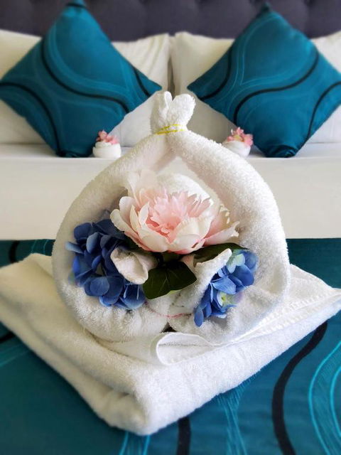 Cairns Luxury Seafront Apartment - Great Ocean Road Tourism 2