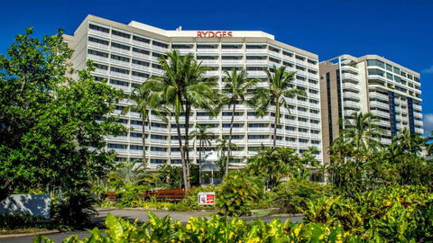Cairns Luxury Seafront Apartment - Great Ocean Road Tourism 1