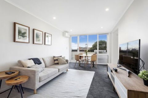 BOUTIQUE STAYS - Ace's Place - Great Ocean Road Tourism 0