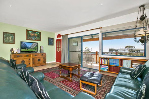 Black Dolphin Beach Penthouse - Great Ocean Road Tourism 6