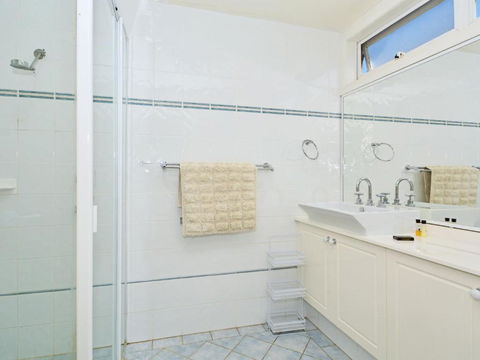 Morisset Bay Waterfront Views Lake House Looking Over Trinity Marina - Great Ocean Road Tourism 3