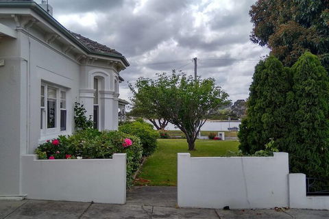 Riverbank Villa Devonport - Great Ocean Road Tourism 2