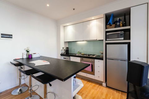 CLAUDE, 2BDR Melbourne Apartment - Great Ocean Road Tourism 3