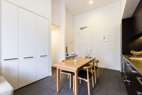 GEORGE, 1BDR North Melbourne Apartment - Great Ocean Road Tourism 2
