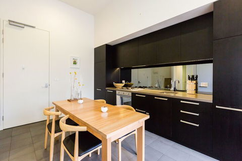 GEORGE, 1BDR North Melbourne Apartment - Great Ocean Road Tourism 3