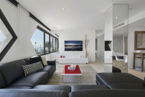 ELAINE, 2BDR St.Kilda Apartment - Great Ocean Road Tourism 1