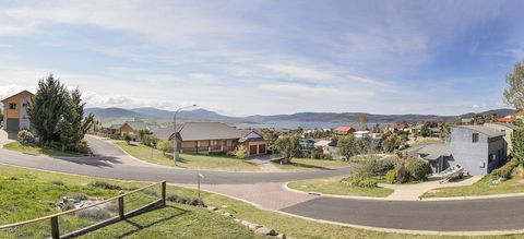 Ned Kelly's Retreat - Sophisticated Style With Modern Convenience And Magical Outlook - Great Ocean Road Tourism 1