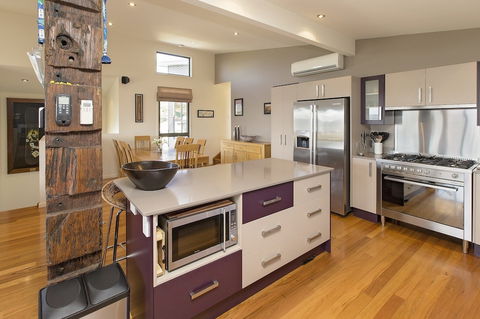 Ned Kelly's Retreat - Sophisticated Style With Modern Convenience And Magical Outlook - Great Ocean Road Tourism 5