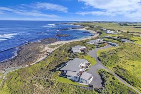 HEARNS BEACHSIDE VILLA 1 - Great Ocean Road Tourism 0