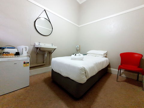 Royal Hotel West Wyalong - Great Ocean Road Tourism 4