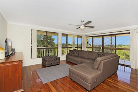 KINGSCLIFF HOLIDAY HOME On The HILL SYDS VIEW - Great Ocean Road Tourism 0
