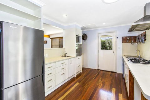 CABARITA BEACH BLISS HOLIDAY HOME On The LAKE - Great Ocean Road Tourism 3