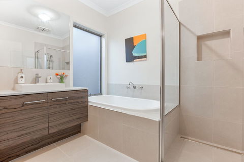 Lakeside Retreat & Business - Great Ocean Road Tourism 6