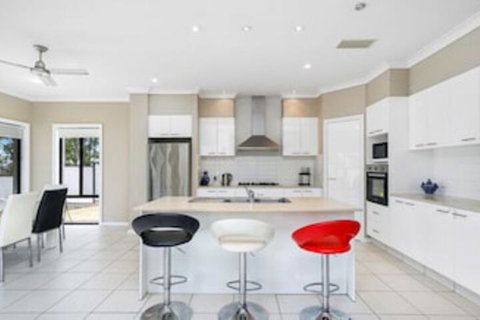 Central Gold Coast Large, Modern, Elevated Home - Great Ocean Road Tourism 0