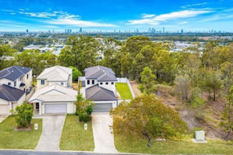 Central Gold Coast Large, Modern, Elevated Home - Great Ocean Road Tourism 1