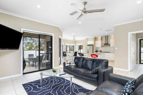 Central Gold Coast Large, Modern, Elevated Home - Great Ocean Road Tourism 2