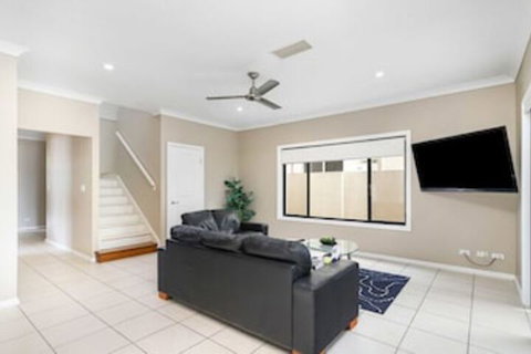 Central Gold Coast Large, Modern, Elevated Home - Great Ocean Road Tourism 6