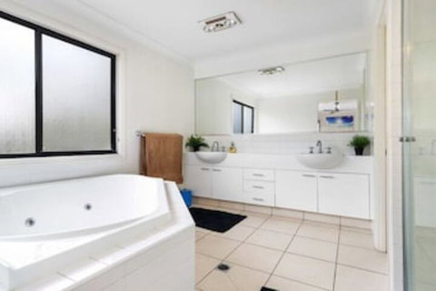 Central Gold Coast Large, Modern, Elevated Home - Great Ocean Road Tourism 3