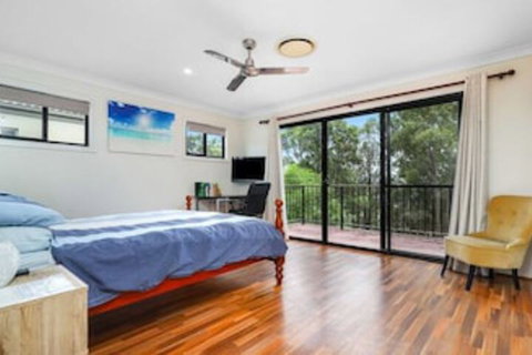 Central Gold Coast Large, Modern, Elevated Home - Great Ocean Road Tourism 5