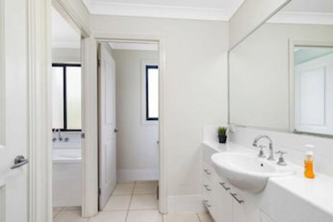 Central Gold Coast Large, Modern, Elevated Home - Great Ocean Road Tourism 4