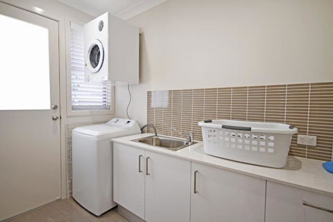 59 Banksia Avenue Coolum Beach Pet Friendly Linen Included 500 BOND - Great Ocean Road Tourism 1