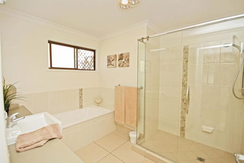 22 Sorrento Avenue Coolum Beach Linen Supplied PET FRIENDLY 500 BOND - Great Ocean Road Tourism 1