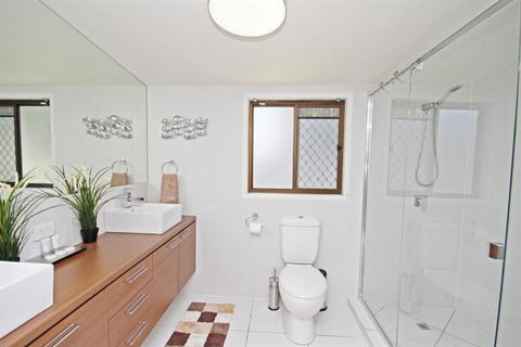 22 Sorrento Avenue Coolum Beach Linen Supplied PET FRIENDLY 500 BOND - Great Ocean Road Tourism 4