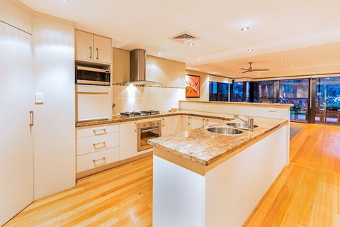 Regency Beach Club - Great Ocean Road Tourism 3