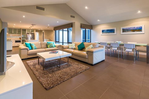 Regency Beach Club - Great Ocean Road Tourism 6