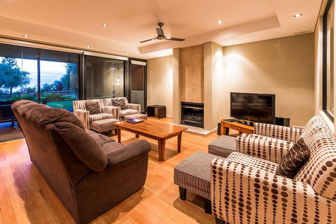 Regency Beach Club - Great Ocean Road Tourism 4