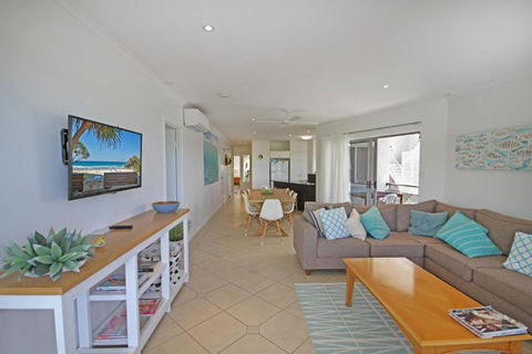 Unit 2 Beach Gallery 9 Andrew Street Point Arkwright 500 BOND LINEN SUPPLIED - Great Ocean Road Tourism 6