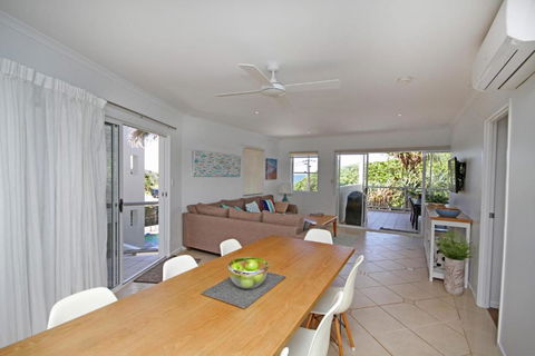 Unit 2 Beach Gallery 9 Andrew Street Point Arkwright 500 BOND LINEN SUPPLIED - Great Ocean Road Tourism 3