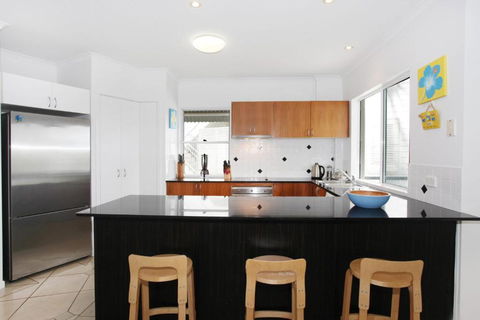 Unit 2 Beach Gallery 9 Andrew Street Point Arkwright 500 BOND LINEN SUPPLIED - Great Ocean Road Tourism 1