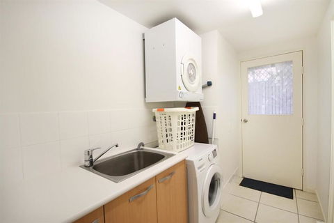 Unit 2 Sea Breeze Villas Coolum Beach - Great Ocean Road Tourism 2