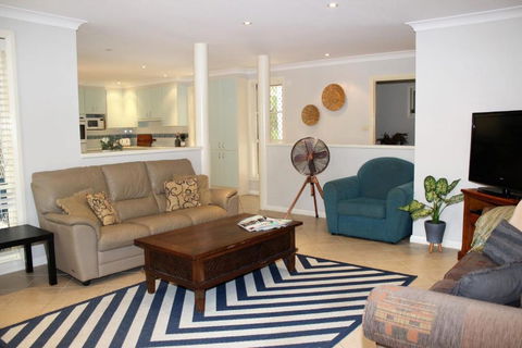 FRANGIPANI BEACH HOUSE PET FRIENDLY 22 Belbourie Cres Boomerang Beach - Great Ocean Road Tourism 6