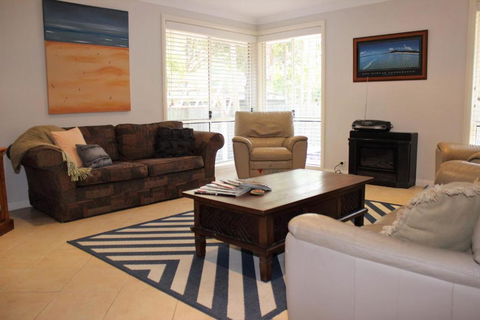 FRANGIPANI BEACH HOUSE PET FRIENDLY 22 Belbourie Cres Boomerang Beach - Great Ocean Road Tourism 4
