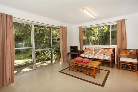 35 Santa Monica Avenue Coolum Beach Pet Friendly Linen Included - Great Ocean Road Tourism 5