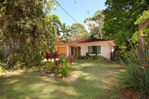 35 Santa Monica Avenue Coolum Beach Pet Friendly Linen Included - Great Ocean Road Tourism 1