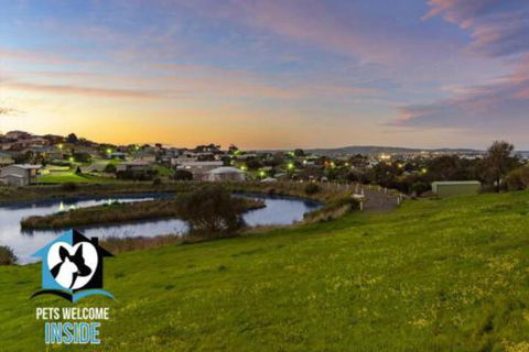 Almost New + Sea & Lake Views - Great Ocean Road Tourism 3