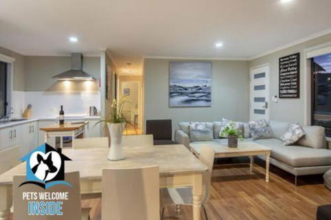 Almost New + Sea & Lake Views - Great Ocean Road Tourism 0