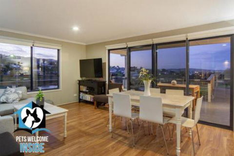 Almost New + Sea & Lake Views - Great Ocean Road Tourism 1
