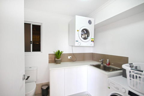 STUNNING HOME WITH SPECTACULAR VIEWS & CLOSE TO THE BEACH - Great Ocean Road Tourism 7