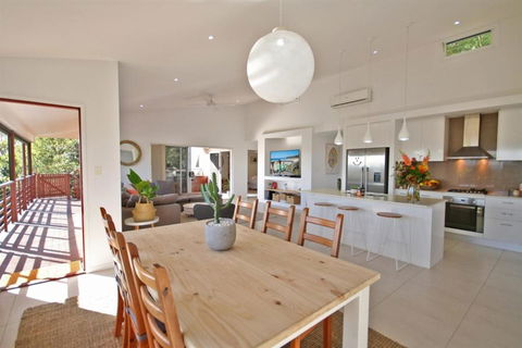 STUNNING HOME WITH SPECTACULAR VIEWS & CLOSE TO THE BEACH - Great Ocean Road Tourism 4