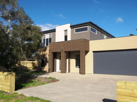 Modern Beachside 5 Bedrooms - Great Ocean Road Tourism 3