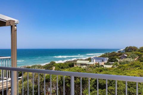 Wake Up To Ocean Views In Stylish Comfort - Great Ocean Road Tourism 0