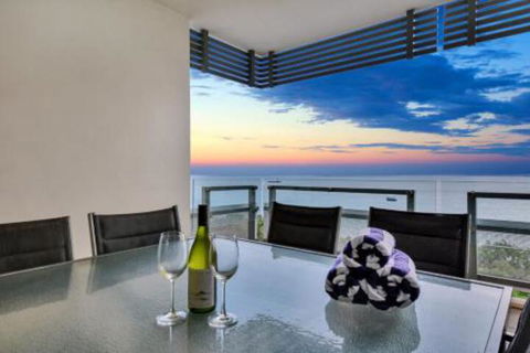 Oceana Darwin Central Oceanfront 3 Bedroom 2 Lounge Room Pool Gym Tennis Court Sleeps 9 - Great Ocean Road Tourism 0