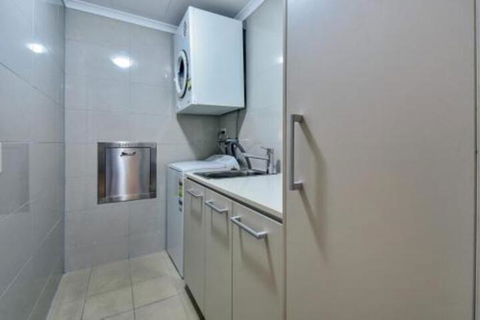 Oceana Darwin Central Oceanfront 3 Bedroom 2 Lounge Room Pool Gym Tennis Court Sleeps 9 - Great Ocean Road Tourism 7